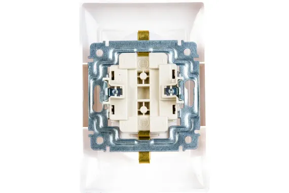 Розетка Legrand Valena с заземлением двойная + рамка белый 00766