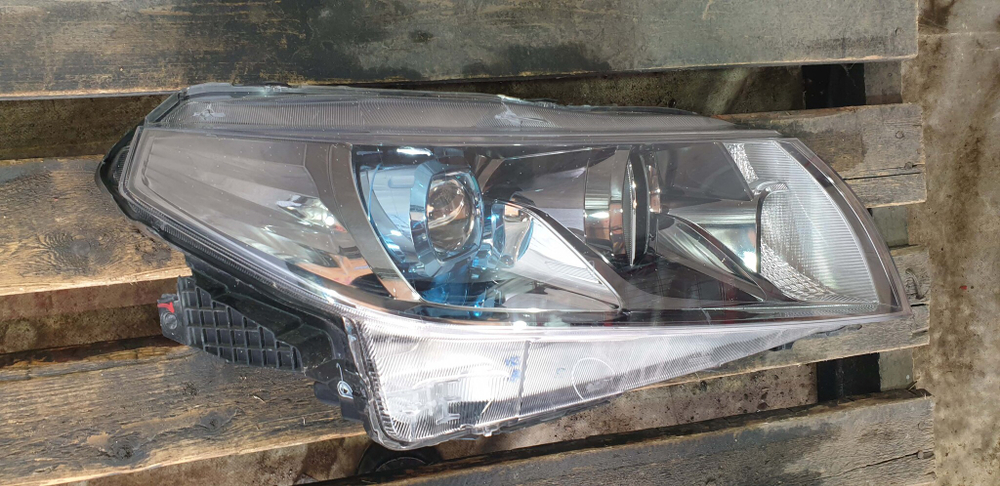 Фара правая LED Suzuki  Vitara 2 14-21 Б/У Оригинал 3512054p50