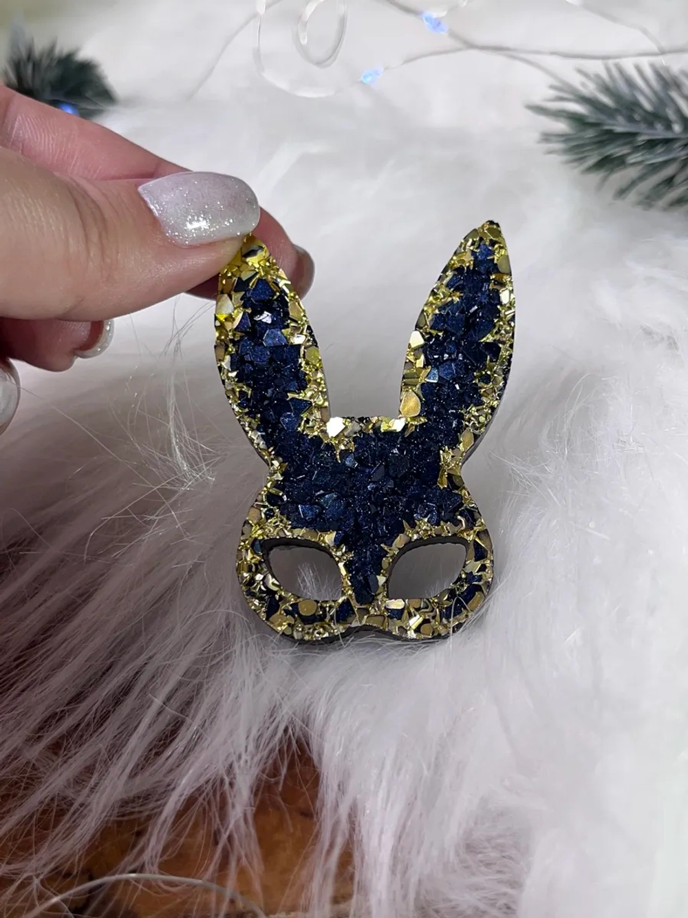 Брошь зайчик из эпоксидной смолы