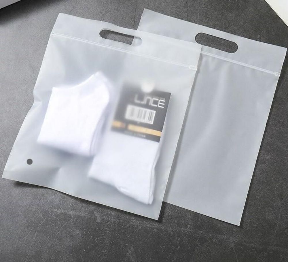 Матовые Zip пакеты с вырубной ручкой 70 мкм 40*50 см в наличии