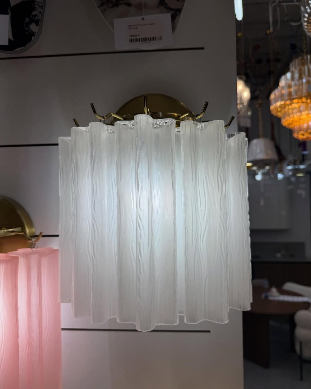 Элегантное настенное бра с фактурным стеклом