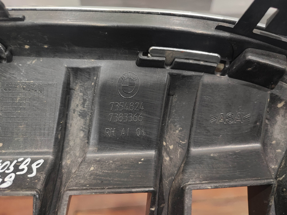 Решетка радиатора правая BMW X1 (F48) 15-19 Б/У Оригинал 51137354824