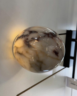 Настенное бра из натурального мрамора, представлено в двух размерах.