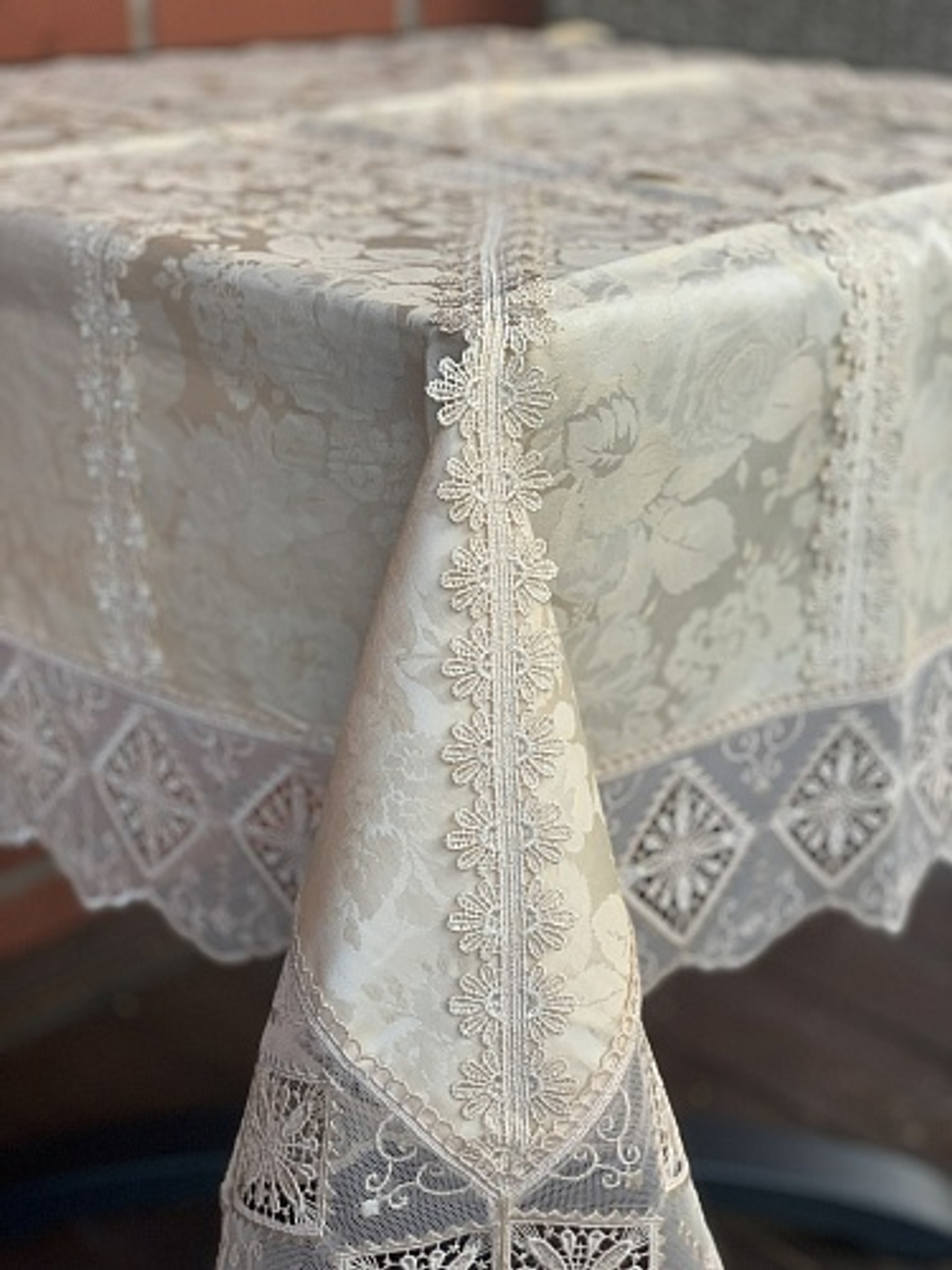 Скатерть 95х95 Domus бежевая с кружевом