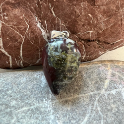 Кулон. Яшма "Кровь дракона"