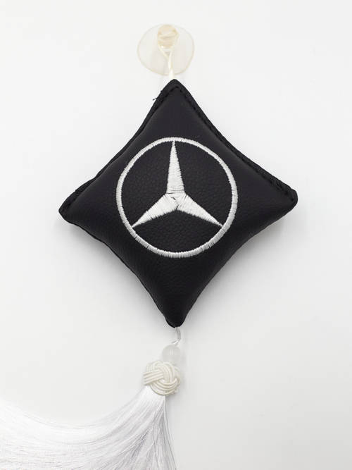 Ромб объемный на присоске MERCEDES (экокожа, черный, белая вышивка, кисть)