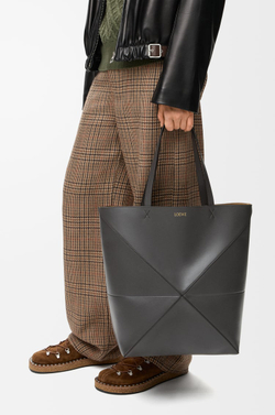 Loewe Сумка-тоут XL Puzzle Fold из блестящей телячьей кожи, темно-серый