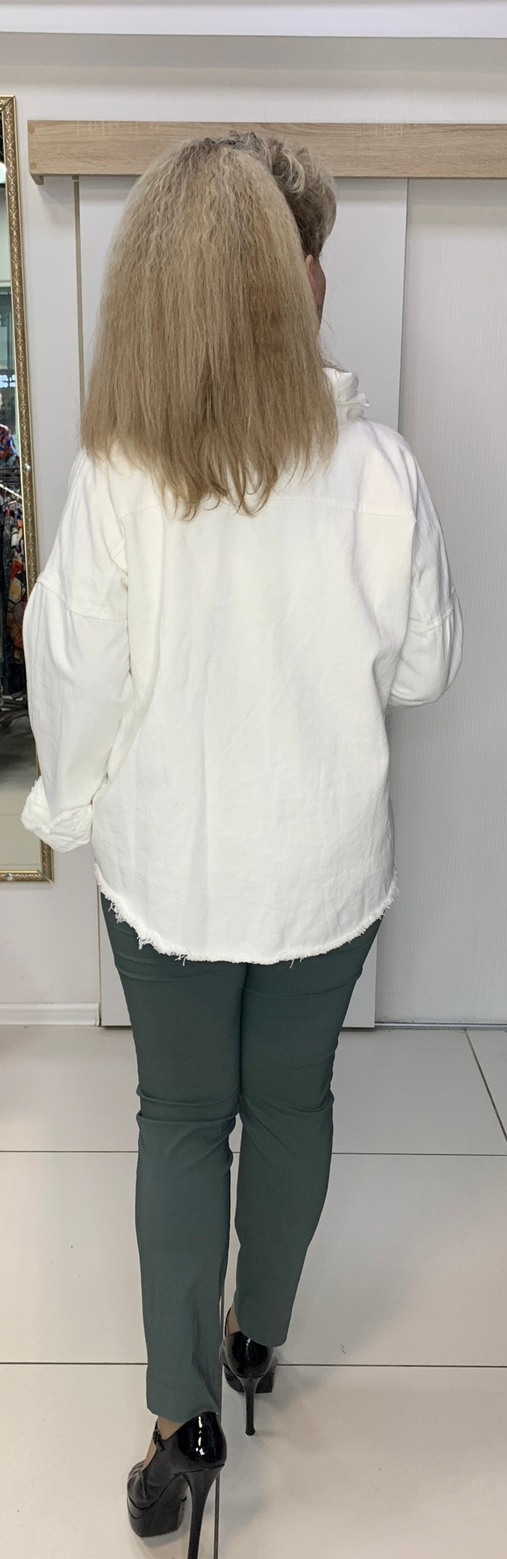 Белый джинсовый жакет с рванкой