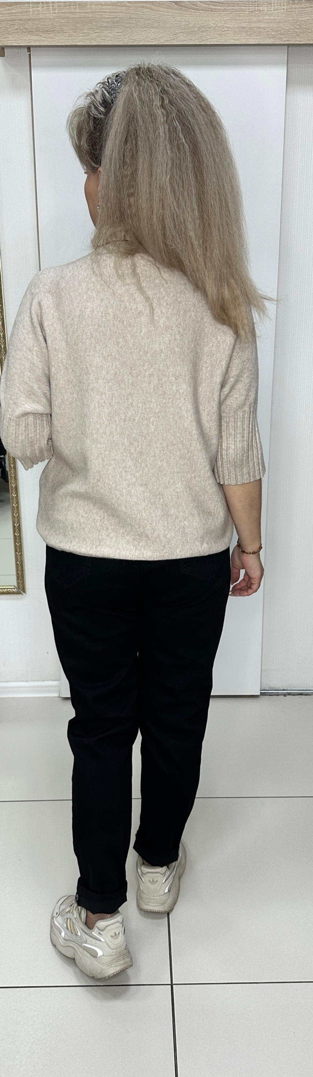 Черные джинсы на резинке и белым принтом