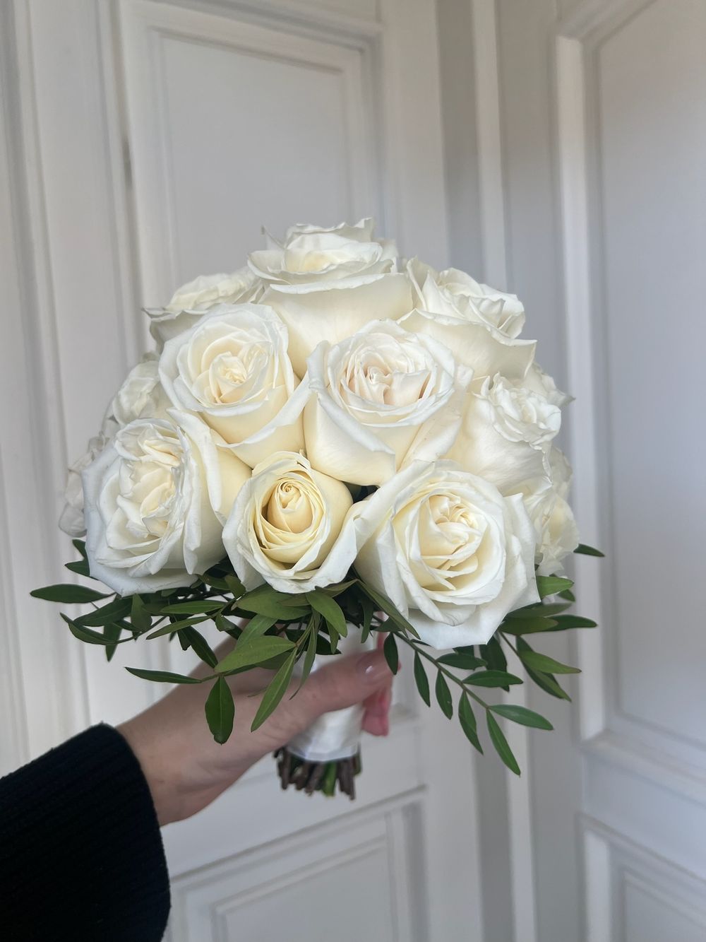 Свадебный букет из одноголовых роз и зелени