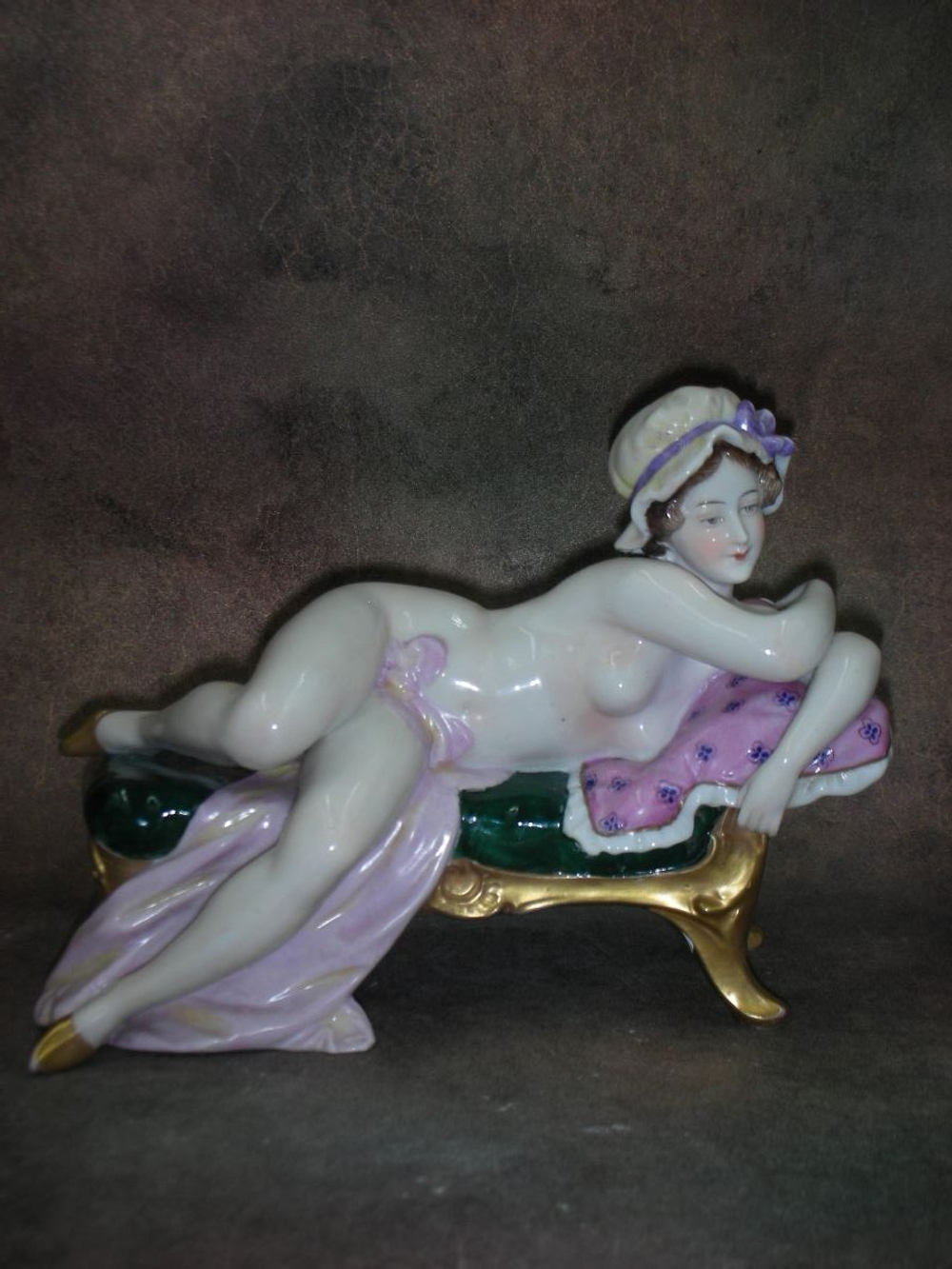 Фарфор. Статуэтка. Дама обнаженная на кушетке. Royal Vienna. Австрия