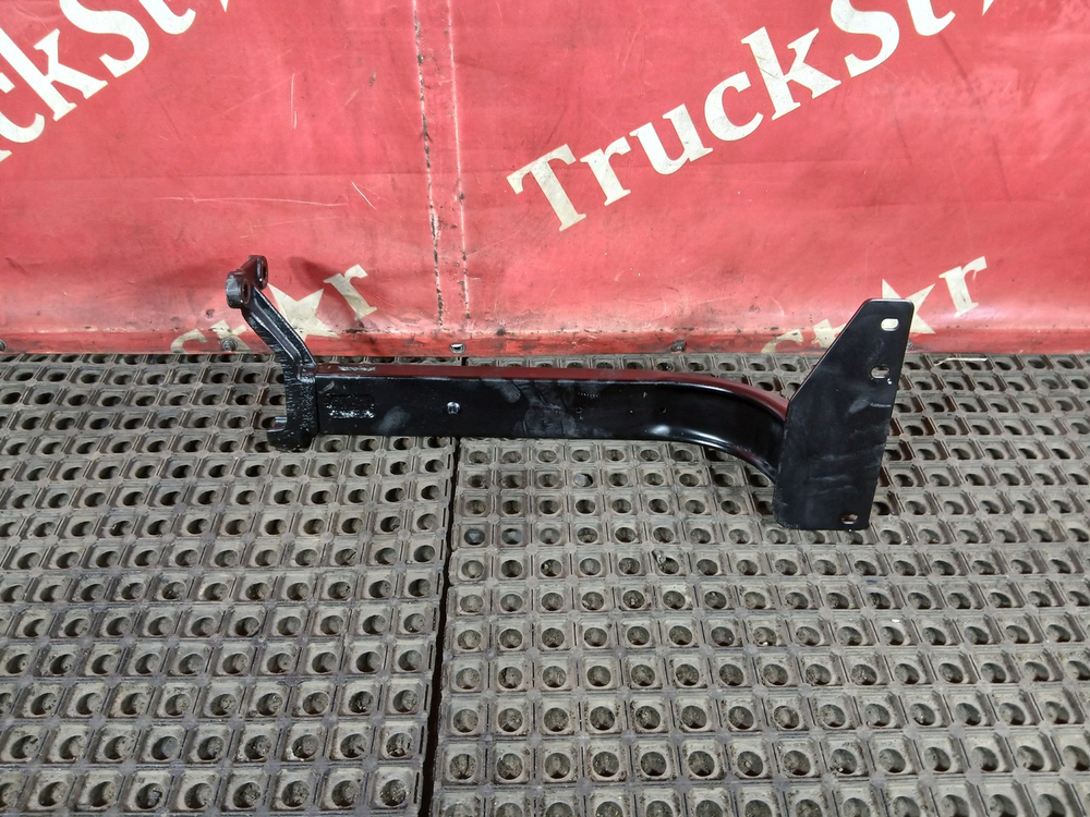 Кронштейн бампера левый