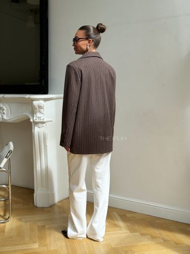 Коричневый двубортный жакет в полоску