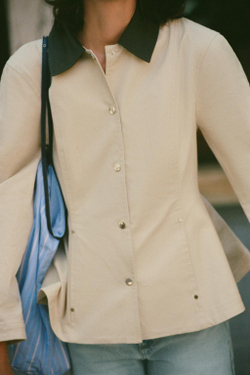ZARA КУРТКА С КОНТРАСТНЫМ ВОРОТНИКОМ И БАСКОЙ, КОСТЯНОЙ