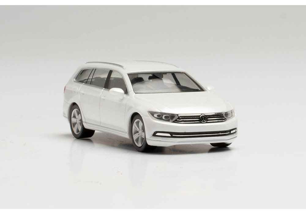 Автомобиль VW Passat универсал, белый