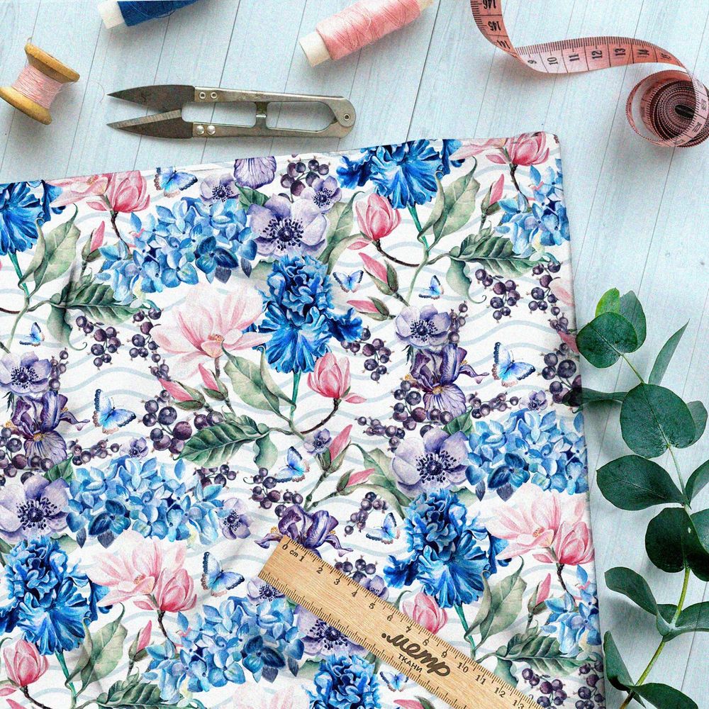 Ткань флис разноцветные ирисы и смородина на белом фоне