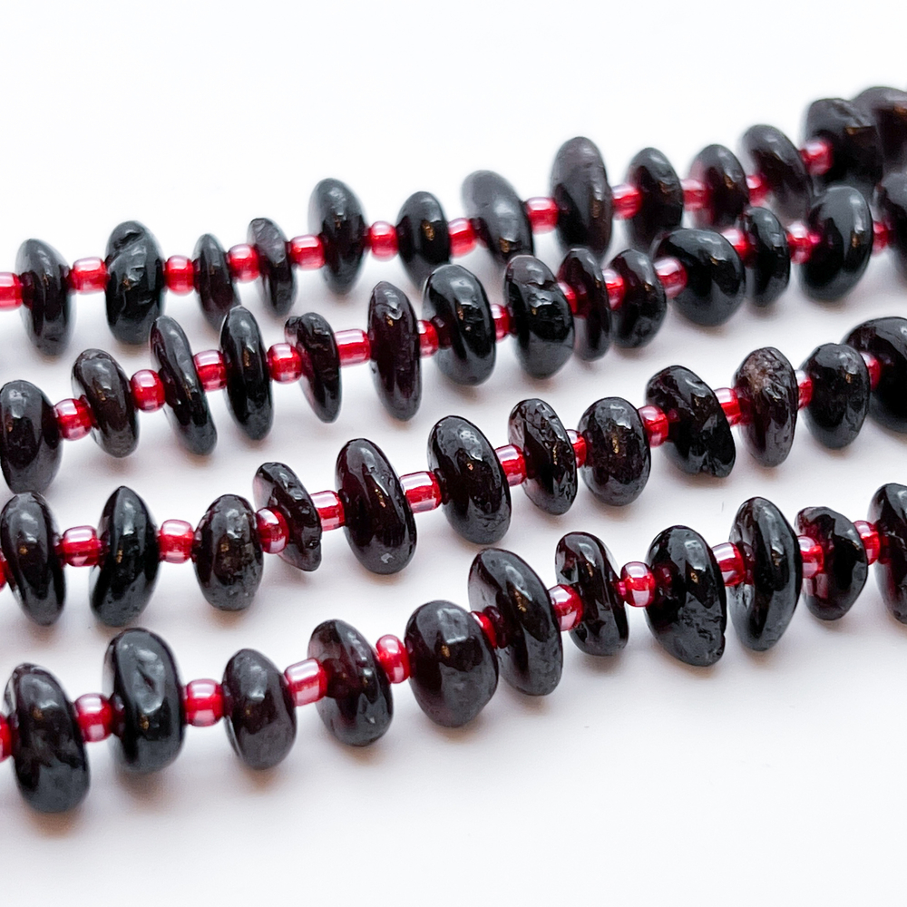 Гранат альмандин бусины, галтовка, размер около 7,5-11,5*2-4 мм, цена за отрезок 19 см (1/2 нити)