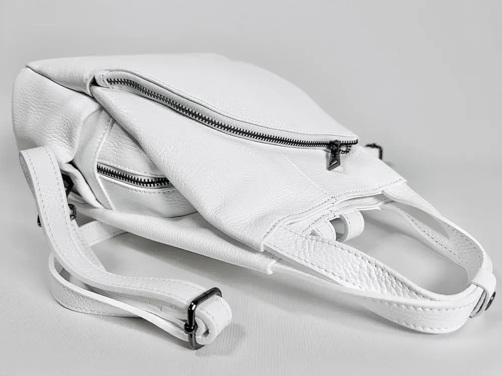 Женская сумка-рюкзак из натуральной кожи белого цвета