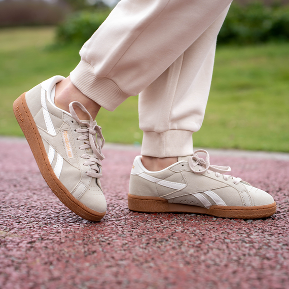 reebok CLUB C GROUNDS UK Кроссовки для скейтбординга Низкие Бежево-желтые/Белые Женские
