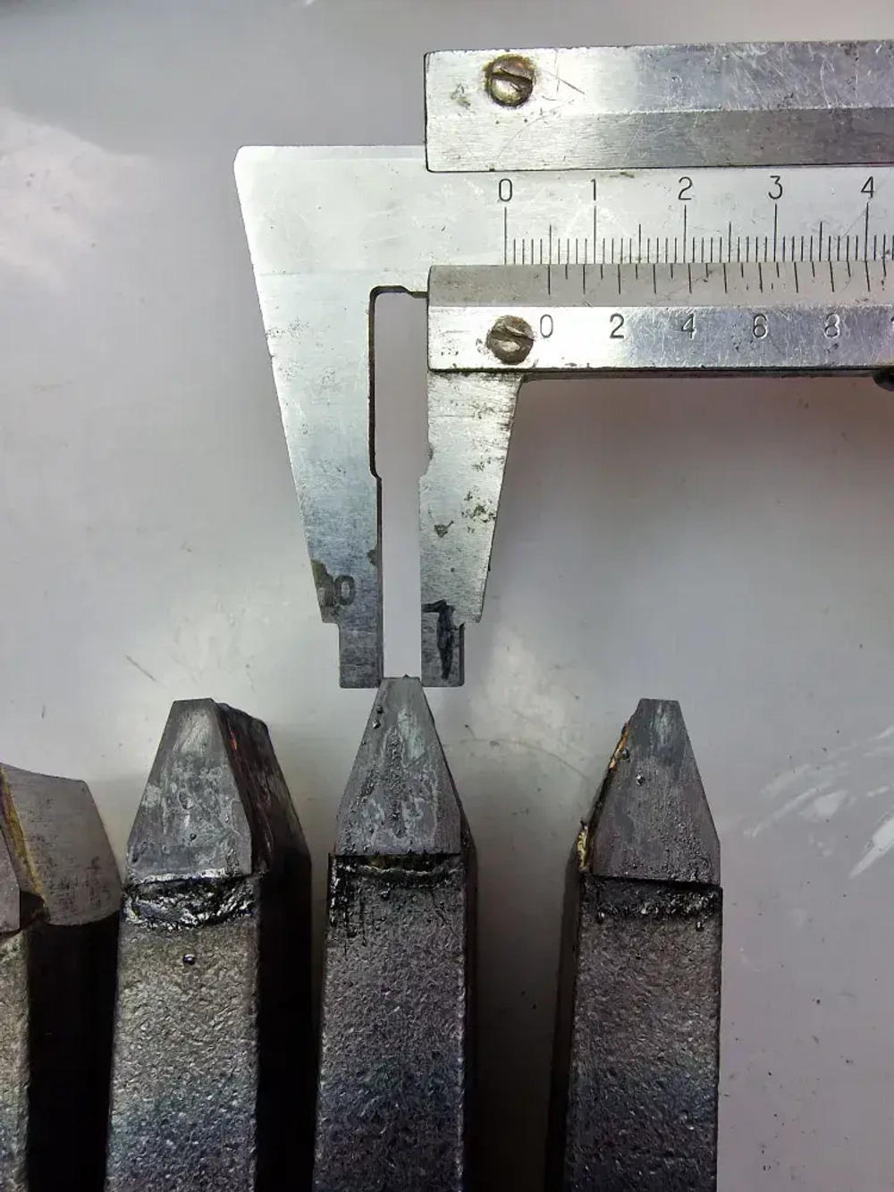 Резец токарный для проточки канавок в шкивах под клиновые ремни 25*16*140 профиль А ВК8