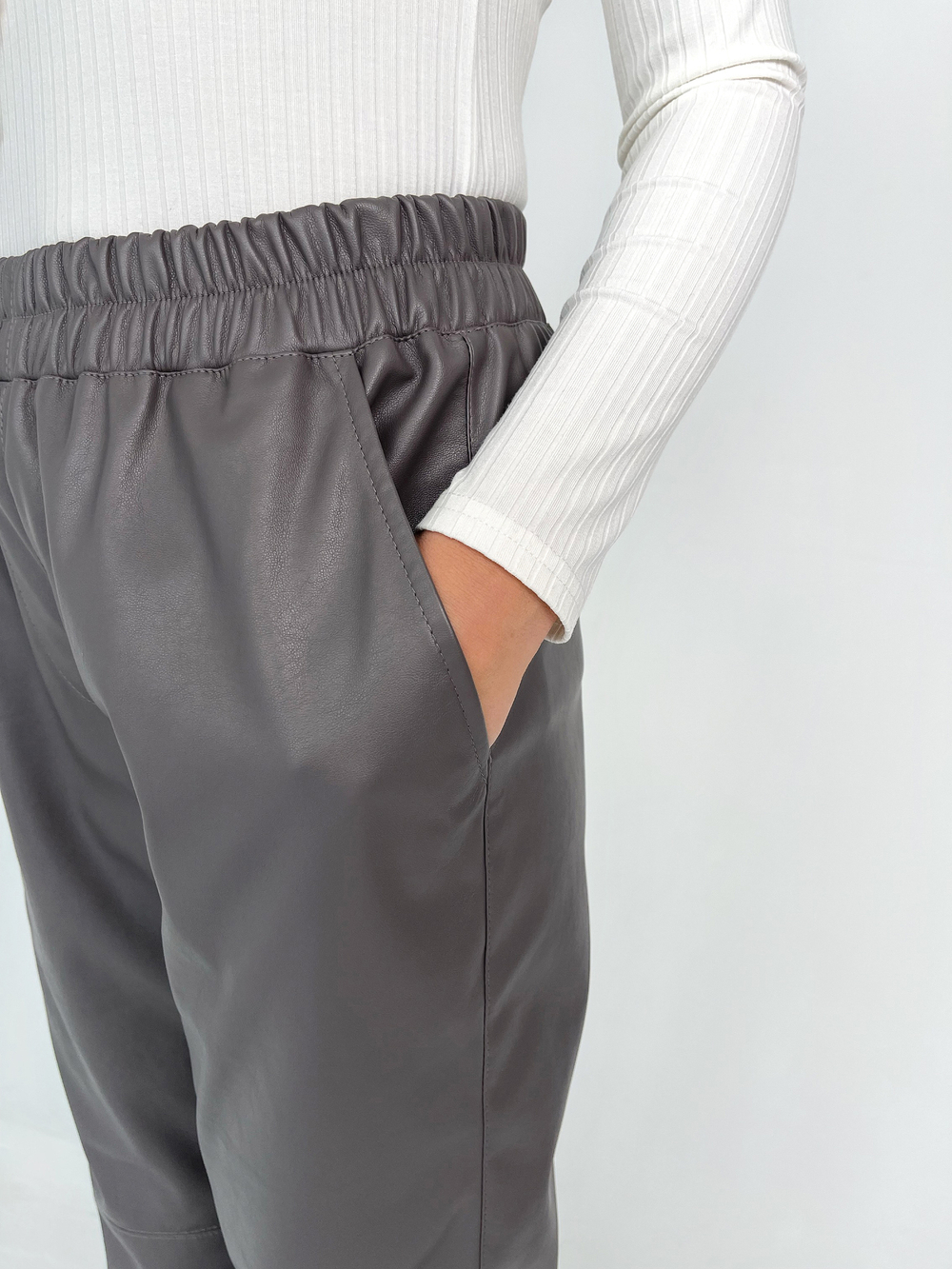 Брюки из эко-кожи темно-серые 2