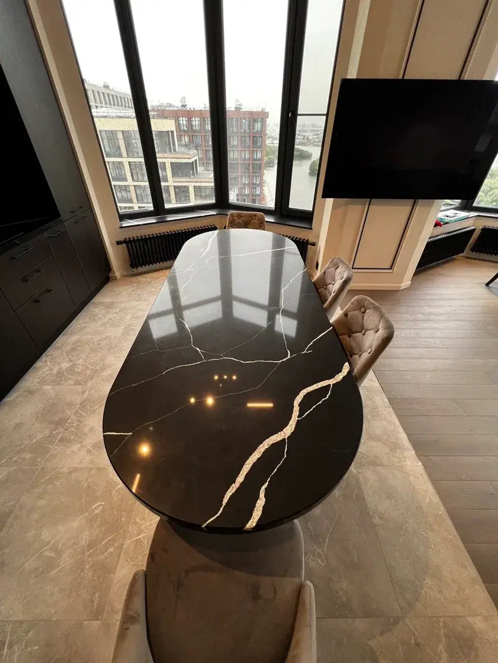 Элегантный обеденный стол с черной мраморной столешницей