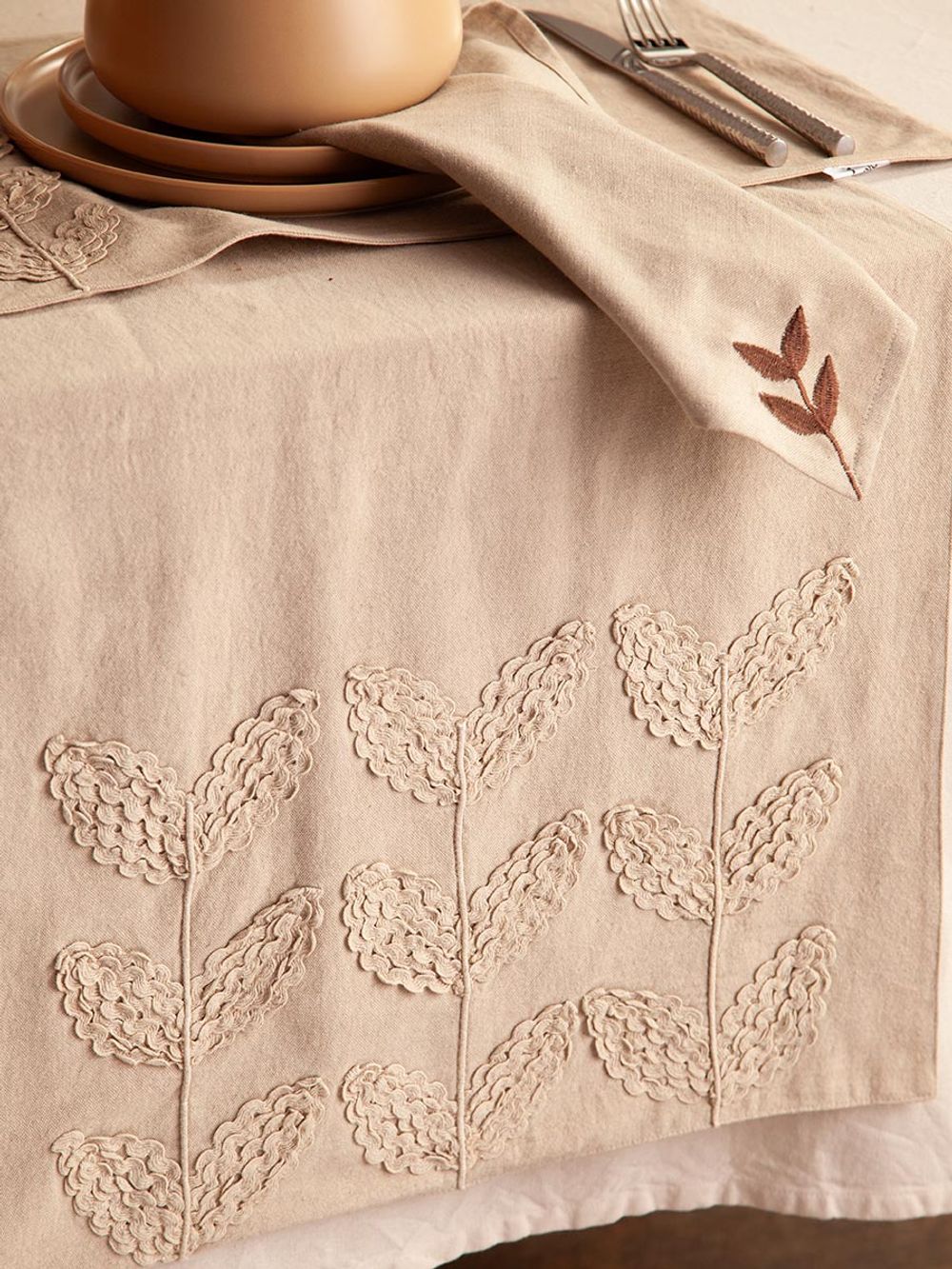 Дорожка на стол Desert leaf из коллекции Essential, 45х150 см