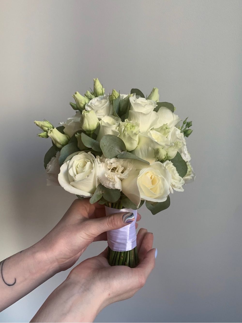 Свадебный букет из одноголовых роз, лизиантуса и эвкалипта