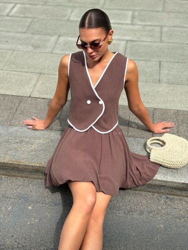 Шоколадный костюм из жилета и юбки