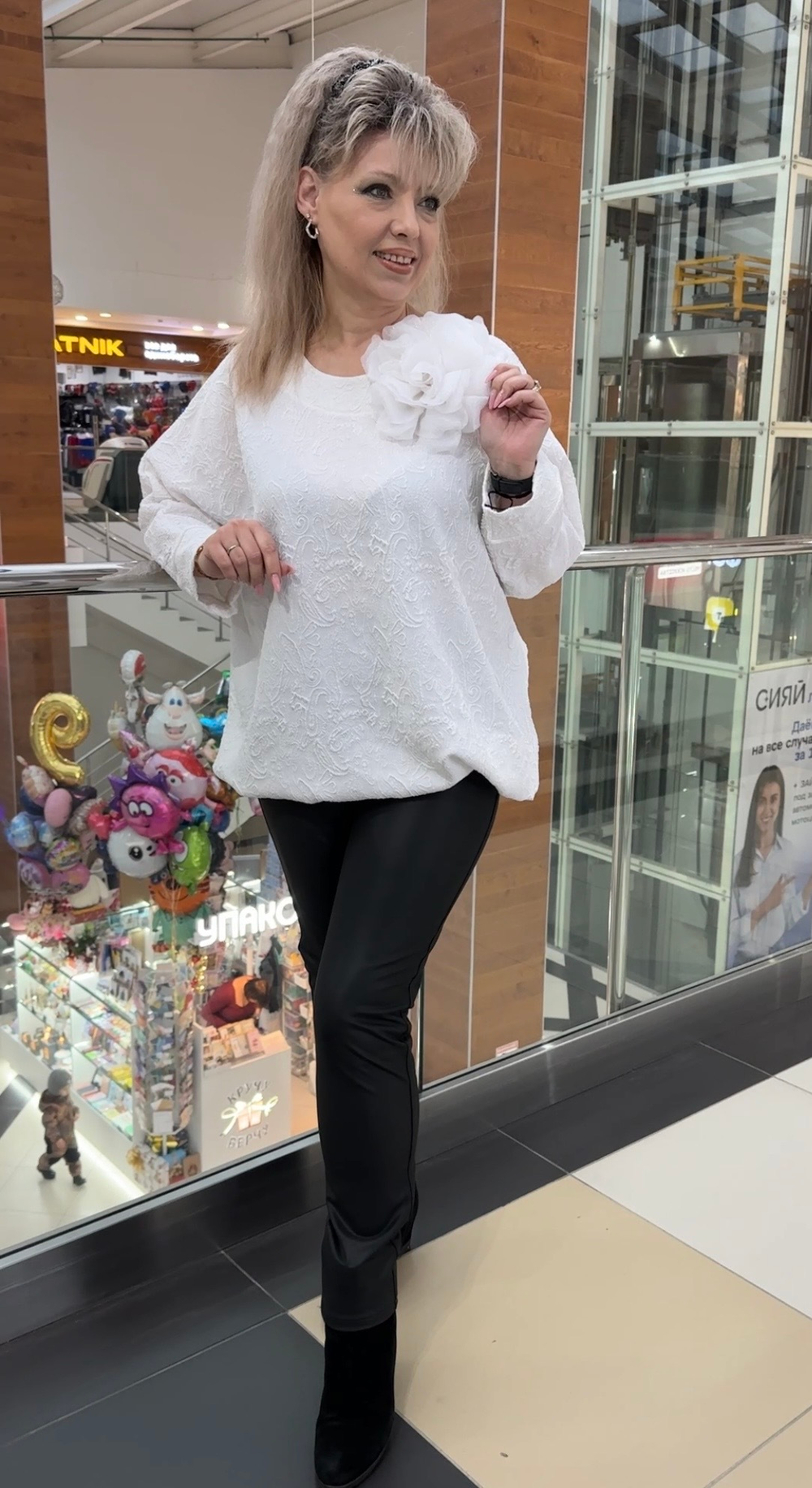 Белый туника-блузон со сьемной брошью