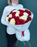 Красные и белые розы,25шт(00433)