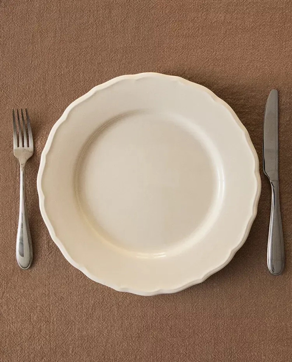 ZARA HOME ТАРЕЛКА ИЗ ФАЯНСА С ФИГУРНОЙ КРОМКОЙ, ЭКРЮ