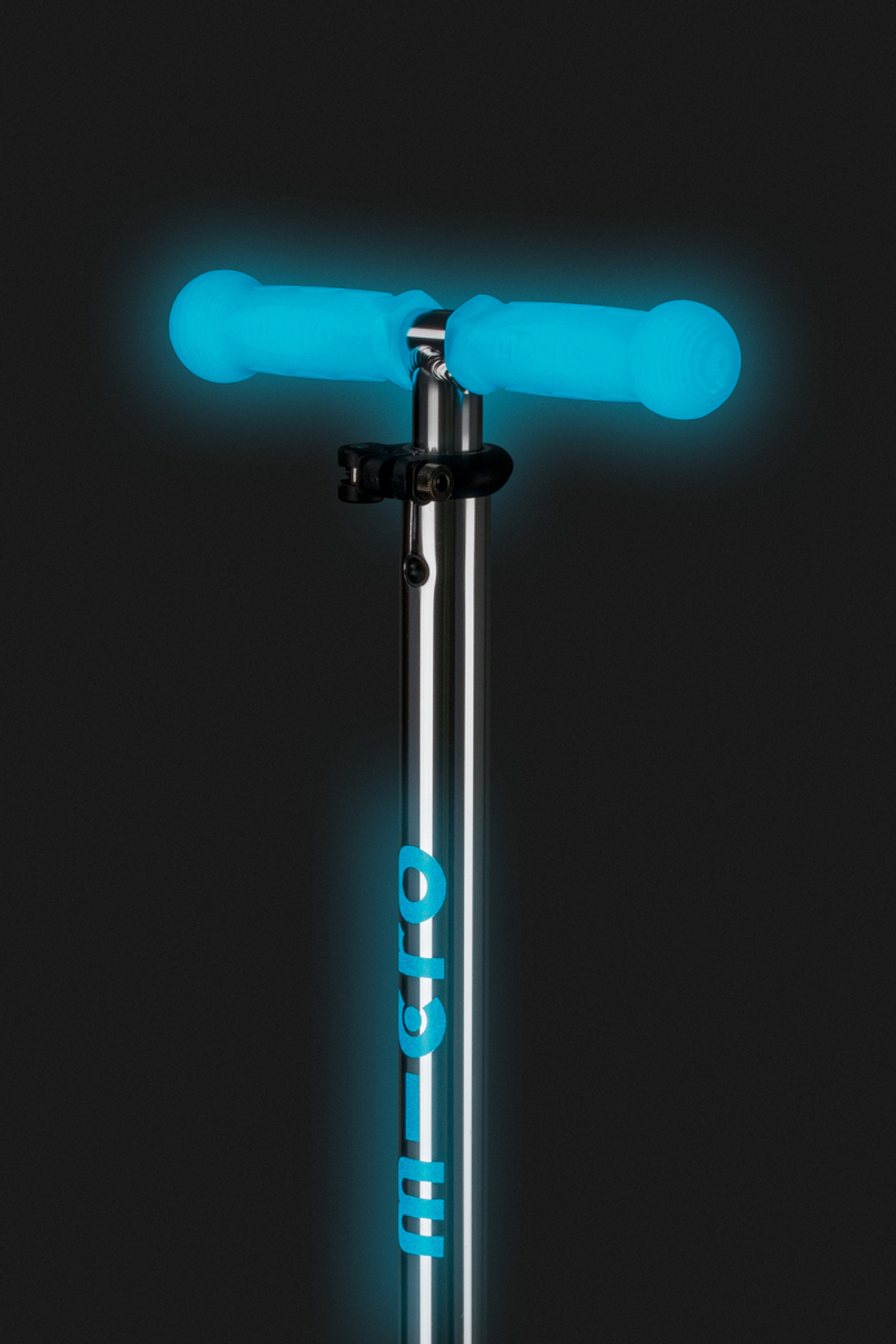 Самокат Maxi Micro Deluxe Glow Plus (светящийся) LED синий кристалл