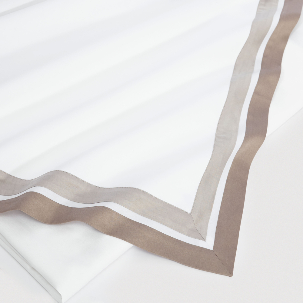 Постельное белье 2 спальное евро макси Сlaire&Caroll Jacqueline белое с бежевым кантом