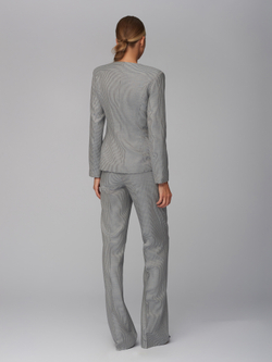 Женский серый костюм в клетку без воротника