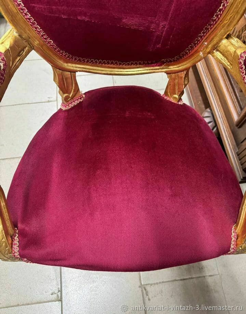 Старинное кресло