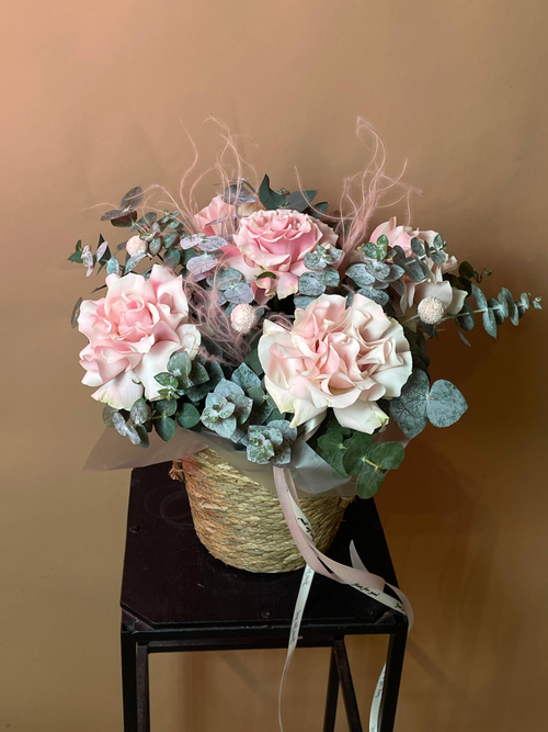 Кашпо с французскими розами и эвкалиптом