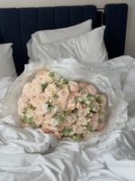 Гранд букет из кустовых пионовидных роз и маттиолы