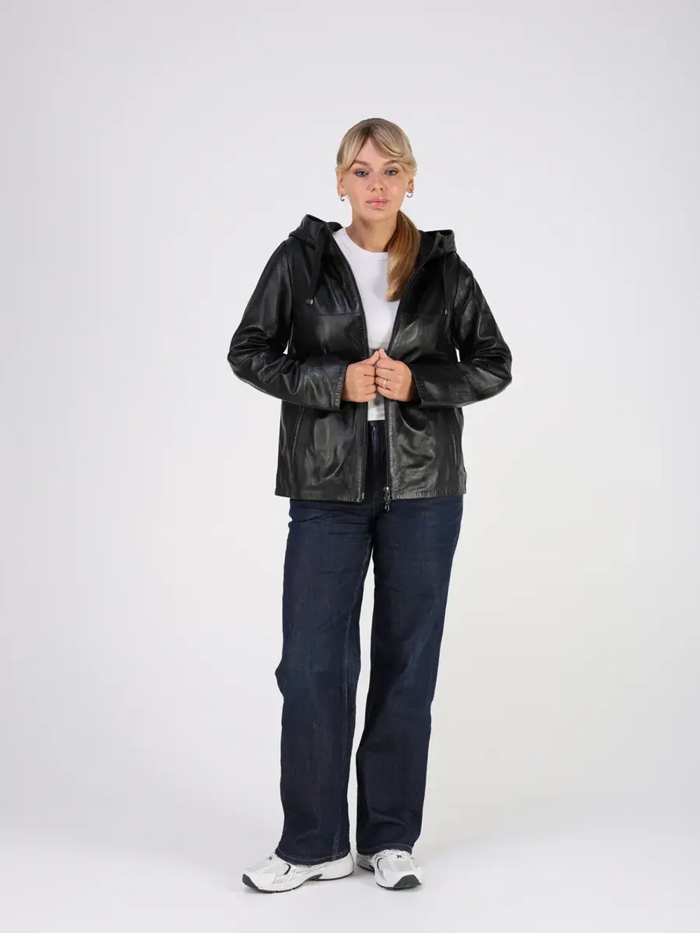 Кожаная куртка демисезонная с капюшоном