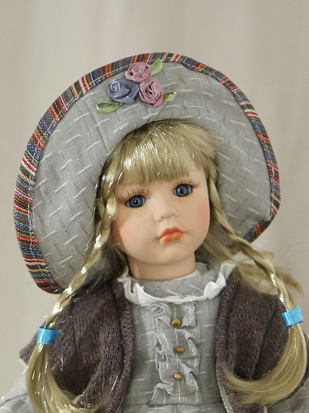 Кукла фарфоровая 12' на подставке