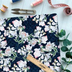 Ткань блэкаут живописные розы на синем фоне