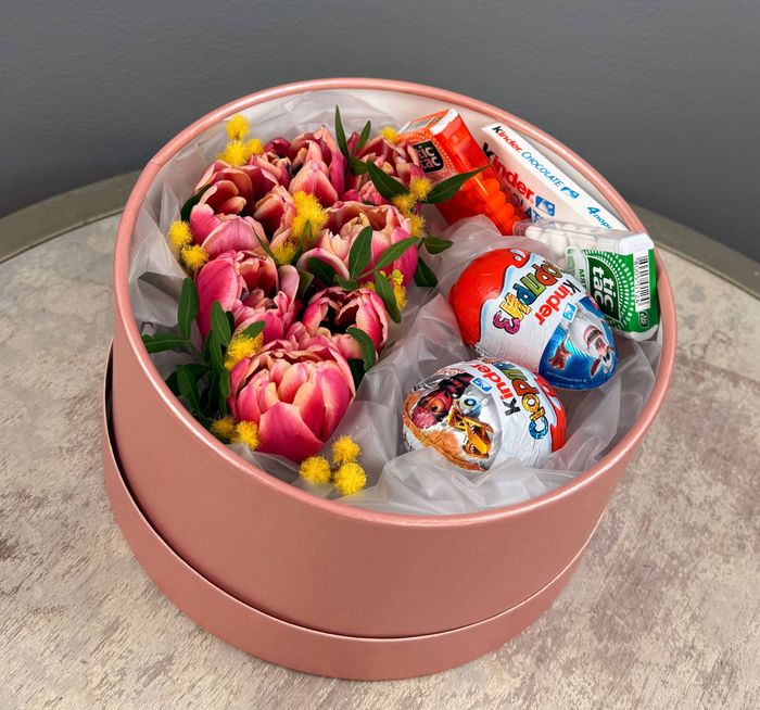 Композиция "Тюльпаны и сладости"
