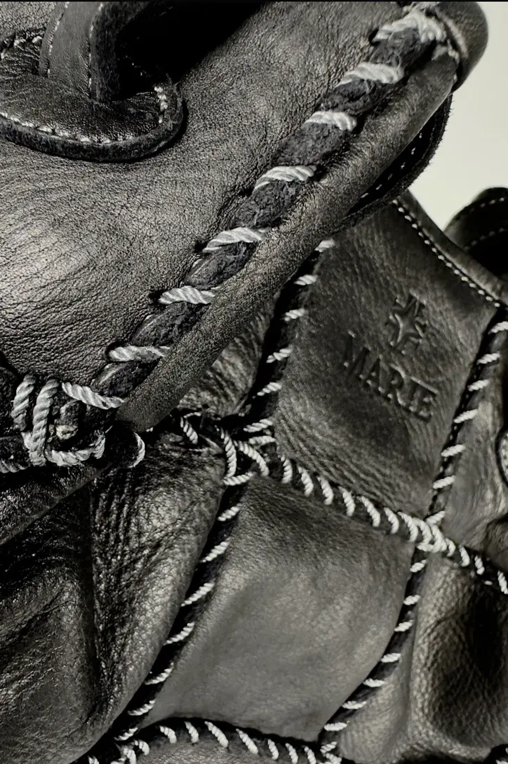 Женская сумка из натуральной винтажной кожи черного цвета