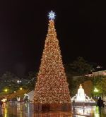 Светодинамическая елка каркасная - встроенная гирлянда: теплый свет - "Уральская" 27 м