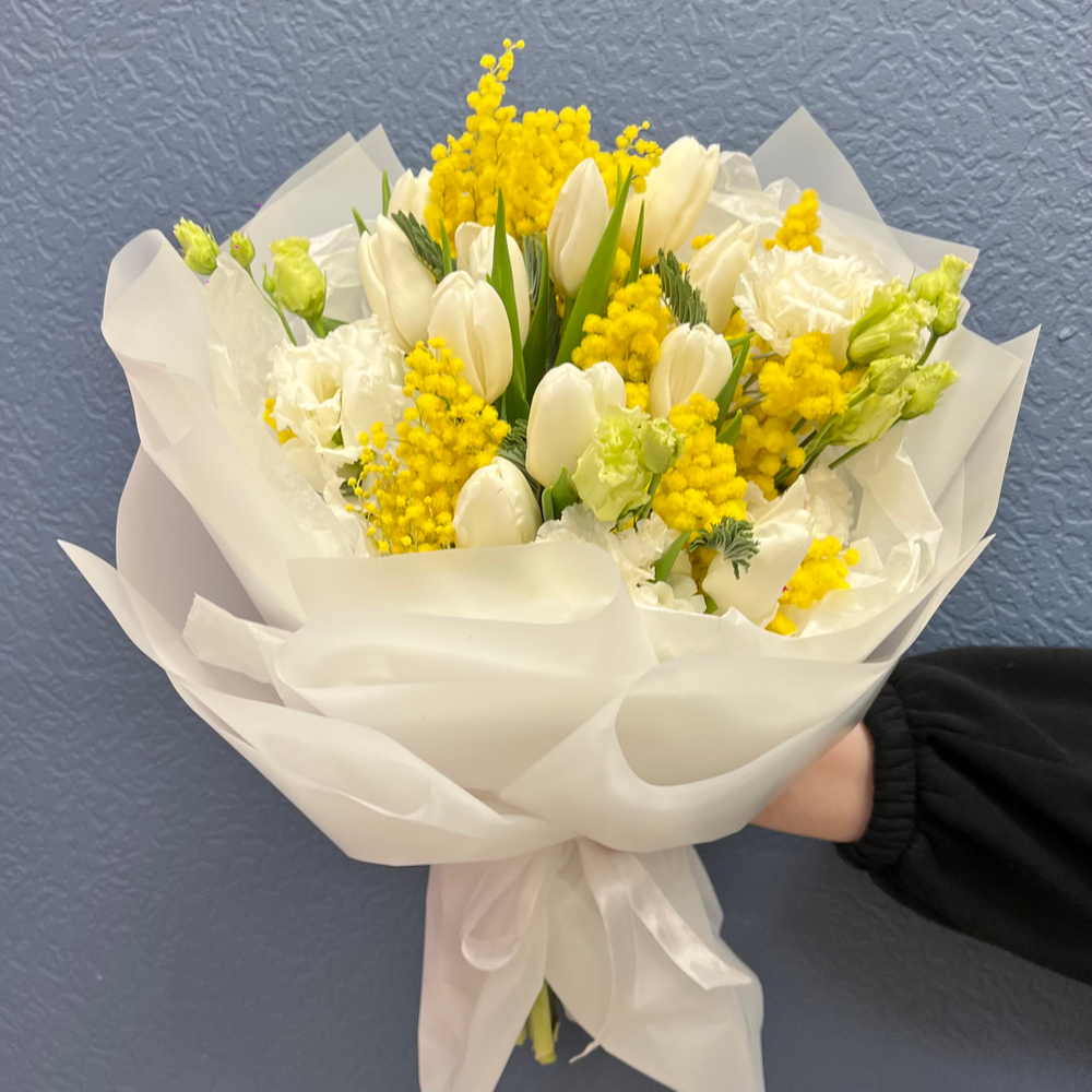 Весенний букет с белыми тюльпанами и ароматной мимозой