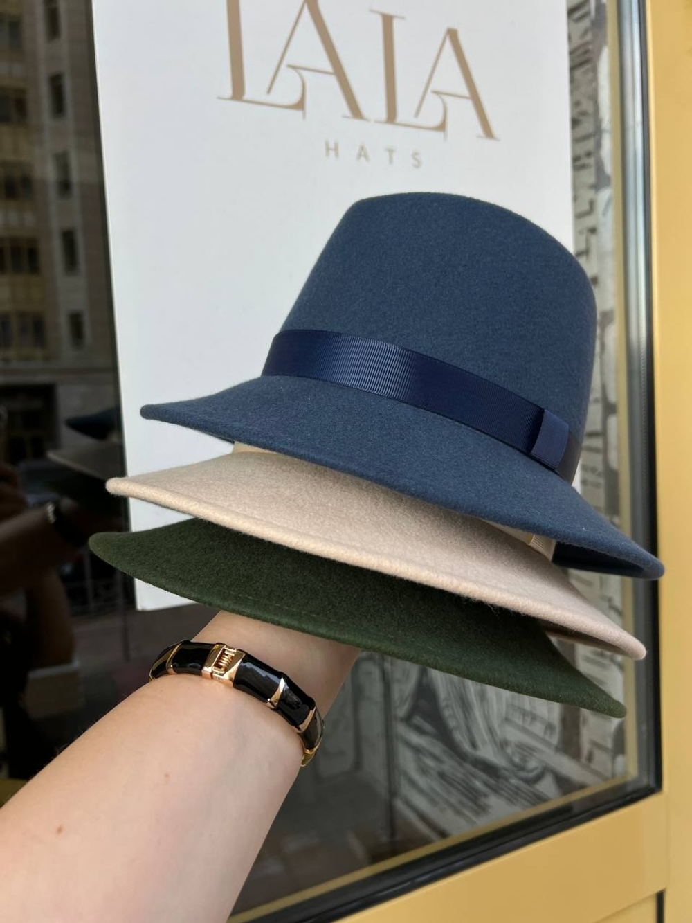 Федора с полями вниз фетр персиковый пух