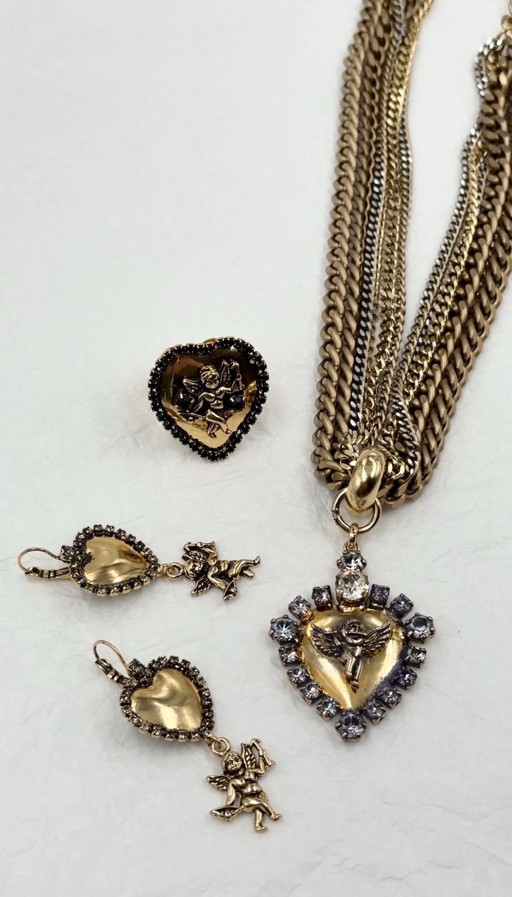 Кольцо сердце с ангелом со стрелой, по краю светлые кристаллы, золото антик