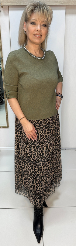 Оливковый короткий джемпер с жемчужной отделкой по горловине