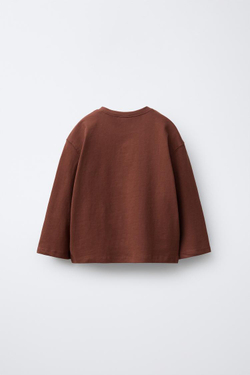 ZARA НАБОР ИЗ ТРЕХ ФУТБОЛОК С ПРИНТОМ, ШОКОЛАДНО-КОРИЧНЕВЫЙ