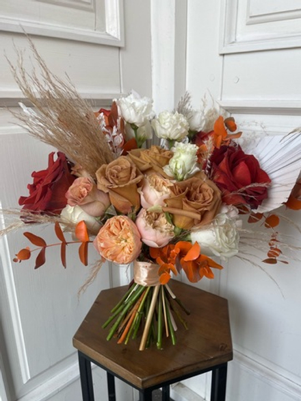 Свадебный букет из одноголовых роз, кортадерии, рускуса и лизиантуса